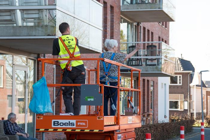 Hoogwerker bij verzorgingstehuis Arkemheen om ouderen op te vrolijken