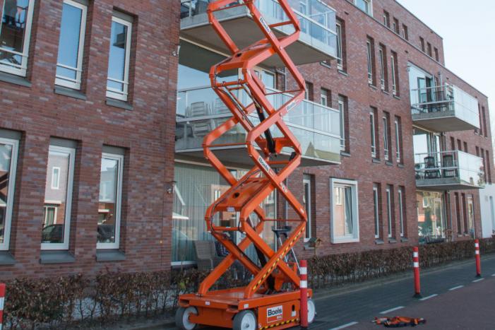 Hoogwerker bij verzorgingstehuis Arkemheen om ouderen op te vrolijken