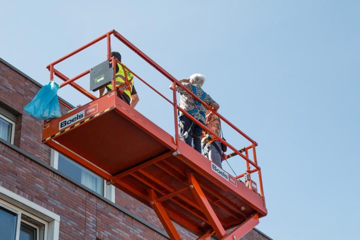 Hoogwerker bij verzorgingstehuis Arkemheen om ouderen op te vrolijken