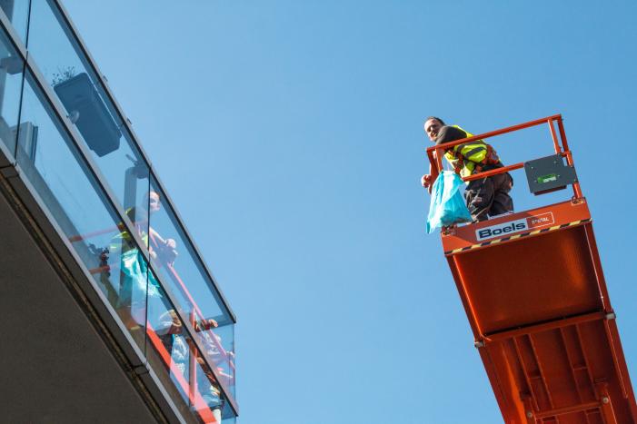 Hoogwerker bij verzorgingstehuis Arkemheen om ouderen op te vrolijken