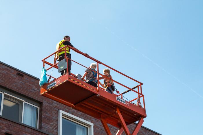 Hoogwerker bij verzorgingstehuis Arkemheen om ouderen op te vrolijken