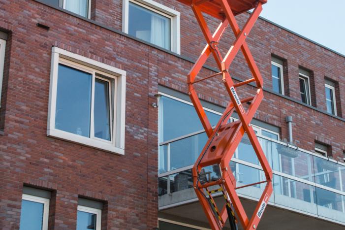 Hoogwerker bij verzorgingstehuis Arkemheen om ouderen op te vrolijken