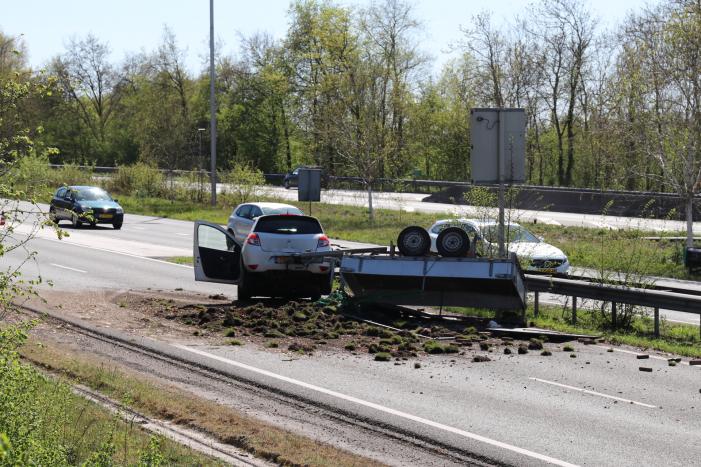 Aanhanger met gras schaart, snelweg afgesloten.
