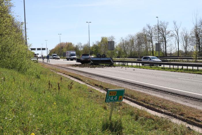 Aanhanger met gras schaart, snelweg afgesloten.