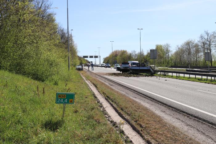 Aanhanger met gras schaart, snelweg afgesloten.