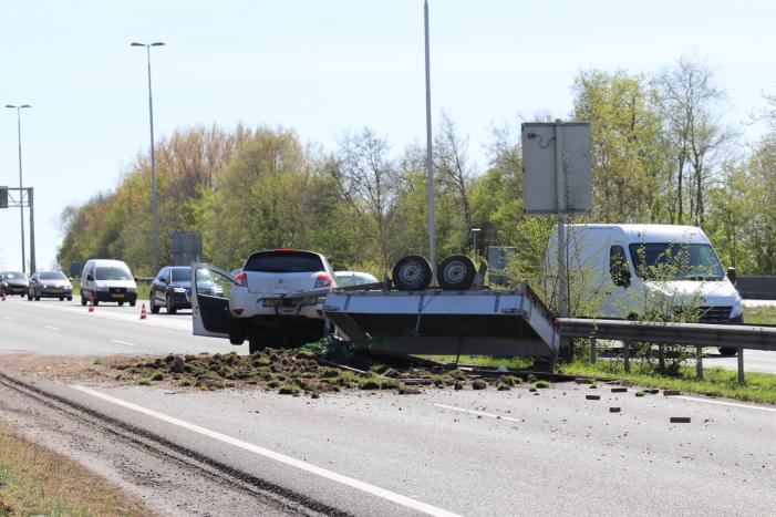 Aanhanger met gras schaart, snelweg afgesloten.