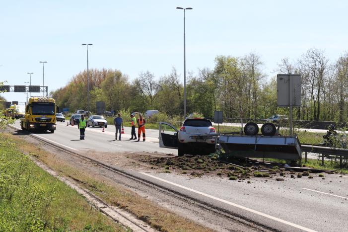 Aanhanger met gras schaart, snelweg afgesloten.