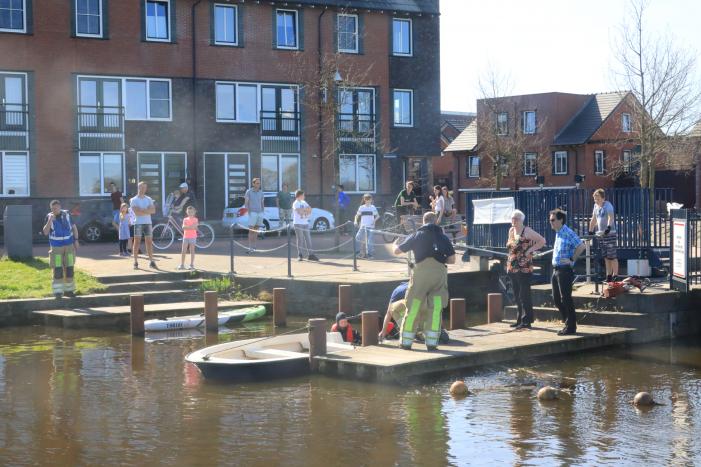 Elektrische boot gezonken voor sluis