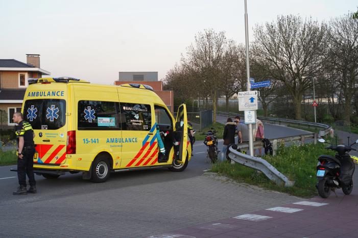 Bestuurder van motor gewond bij val door zand op de weg