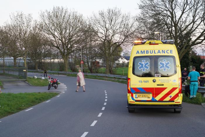 Bestuurder van motor gewond bij val door zand op de weg