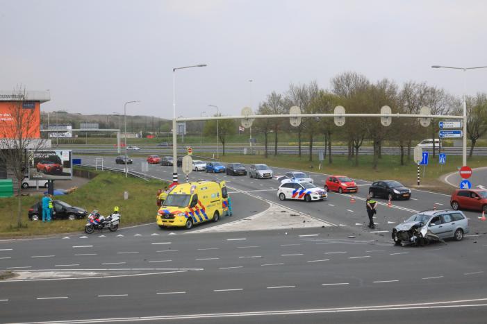 Auto's botsen op kruising