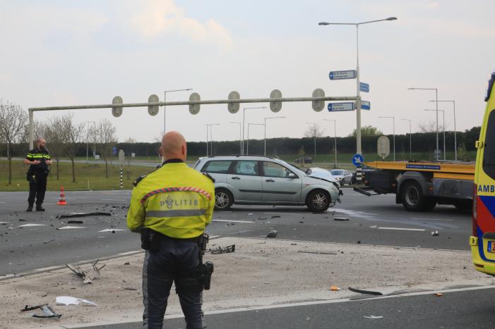 Auto's botsen op kruising
