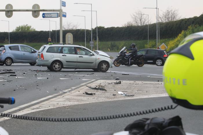 Auto's botsen op kruising