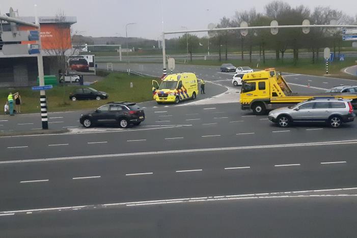 Auto's botsen op kruising