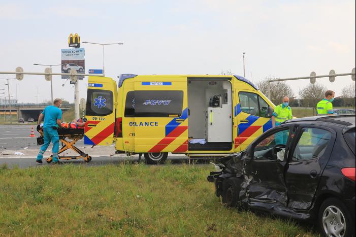 Auto's botsen op kruising