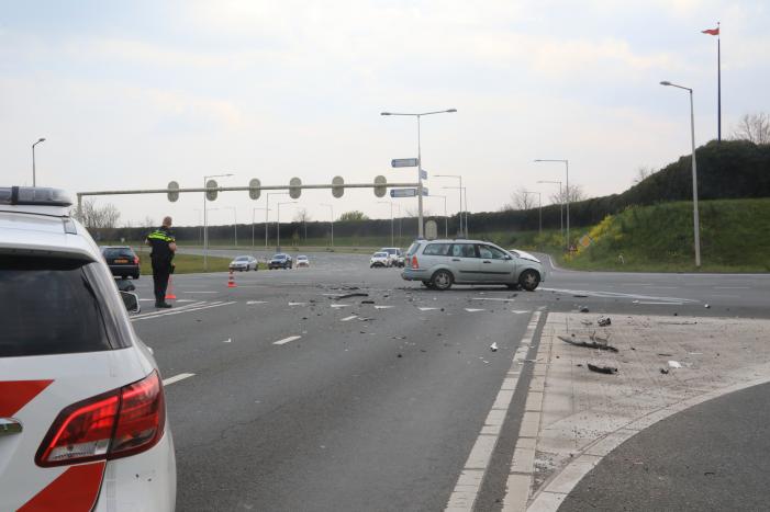 Auto's botsen op kruising