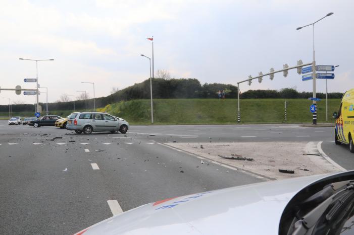 Auto's botsen op kruising