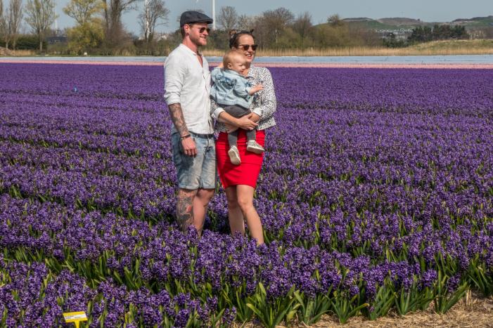 Poseren tussen de bloemen, burgemeester is boos