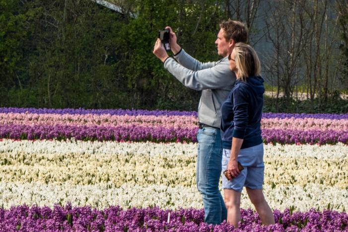 Poseren tussen de bloemen, burgemeester is boos