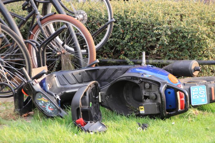 Scooterrijder ernstig gewond na val