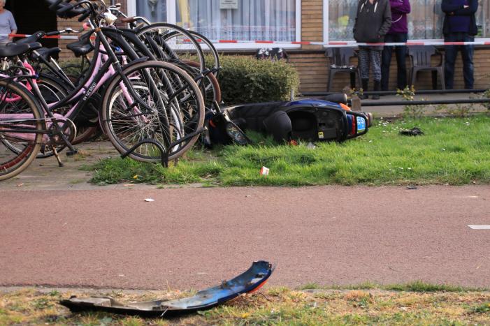 Scooterrijder ernstig gewond na val