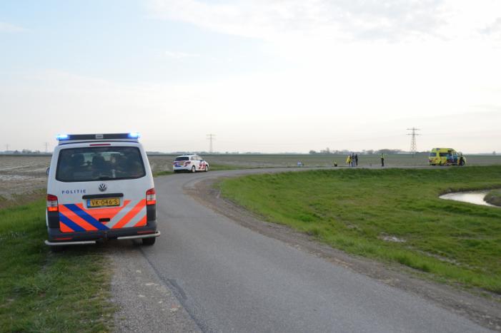 Auto op zijn kop in de sloot