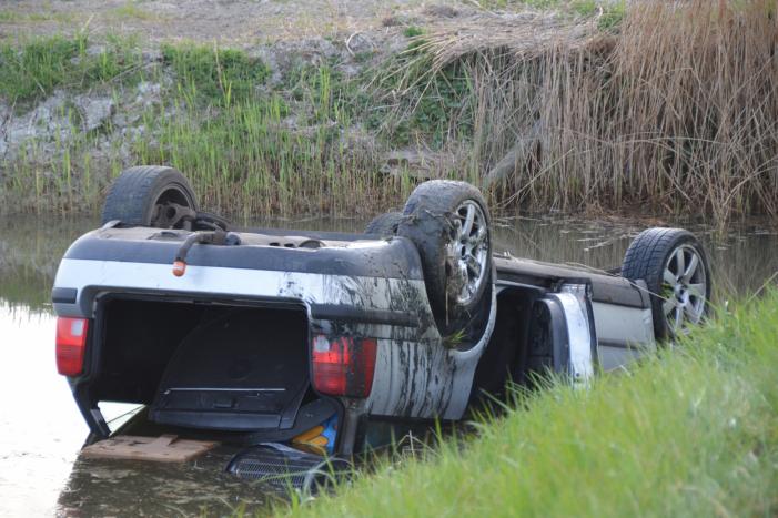 Auto op zijn kop in de sloot