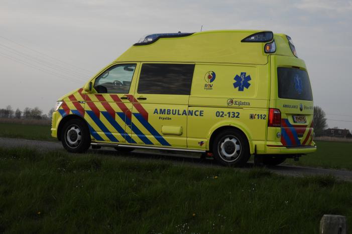 Auto op zijn kop in de sloot