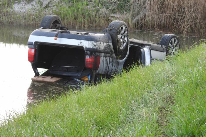 Auto op zijn kop in de sloot