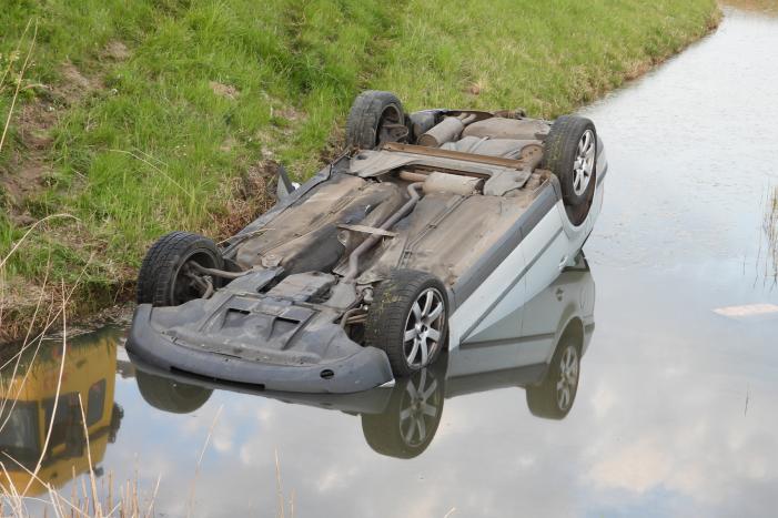 Auto op zijn kop in de sloot