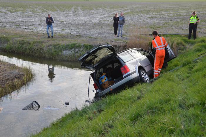 Auto op zijn kop in de sloot