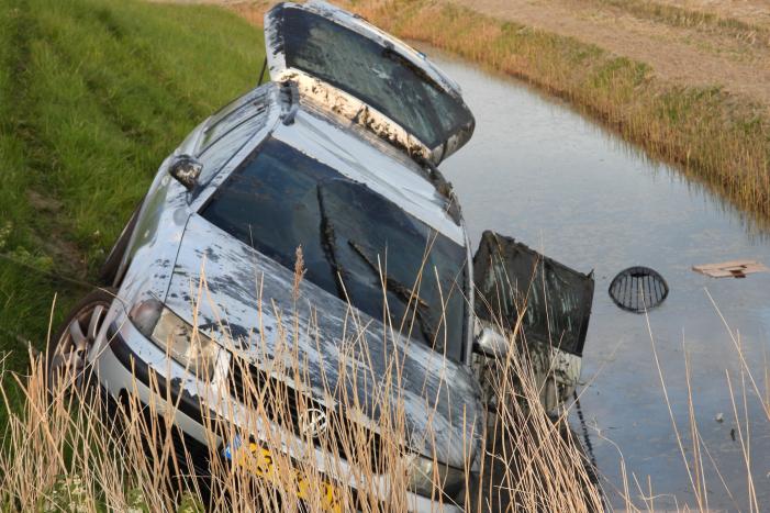 Auto op zijn kop in de sloot