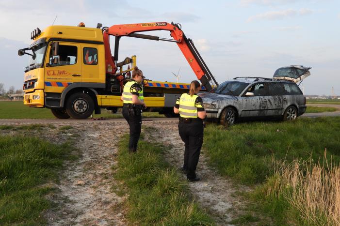 Auto op zijn kop in de sloot