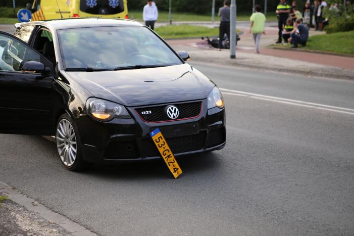 Scooterrijder aangereden op rotonde door auto