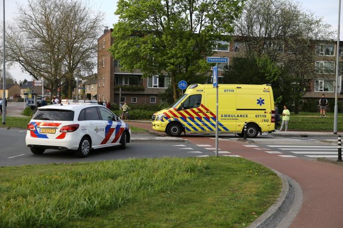 Scooterrijder aangereden op rotonde door auto