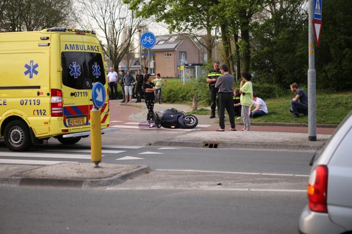 Scooterrijder aangereden op rotonde door auto