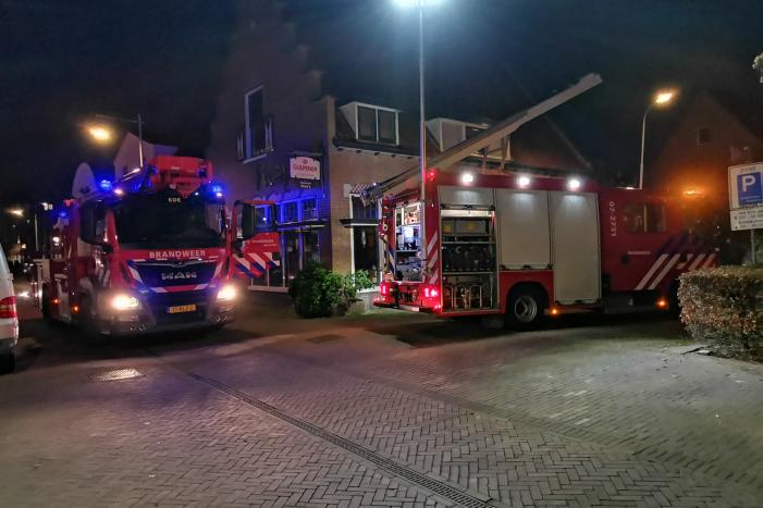 Persoon door het dak van loods gezakt