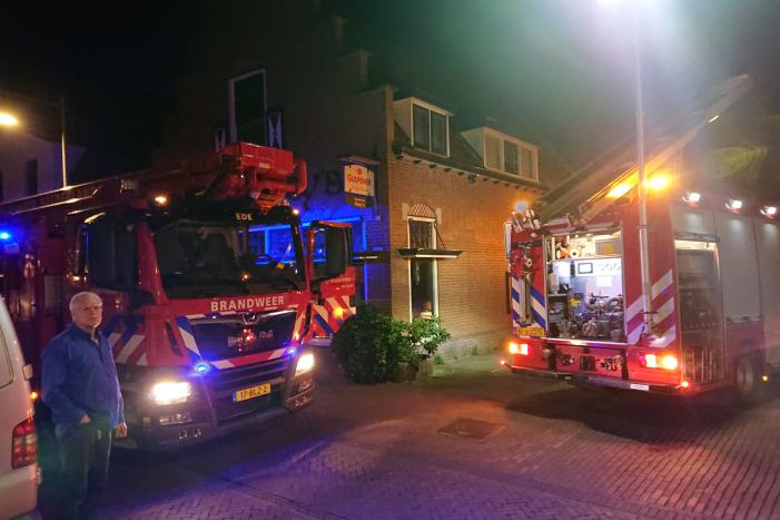 Persoon door het dak van loods gezakt