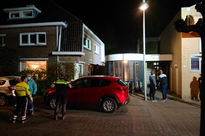 Persoon door het dak van loods gezakt