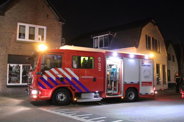 Persoon door het dak van loods gezakt