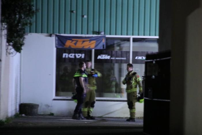 Persoon door het dak van loods gezakt