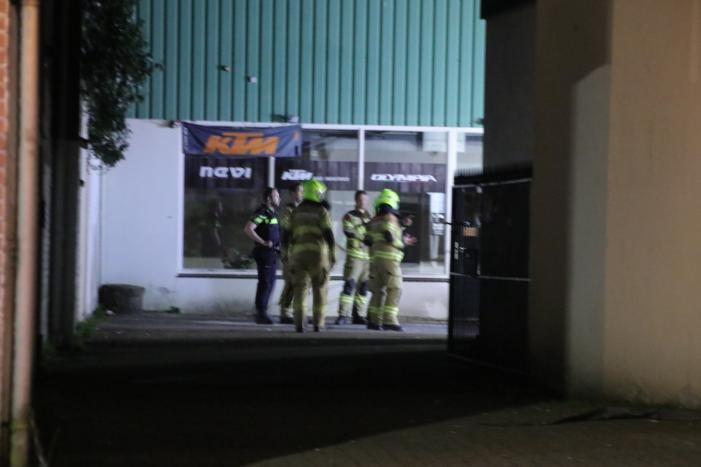 Persoon door het dak van loods gezakt