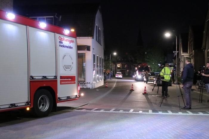 Persoon door het dak van loods gezakt