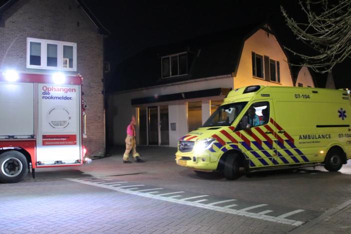 Persoon door het dak van loods gezakt