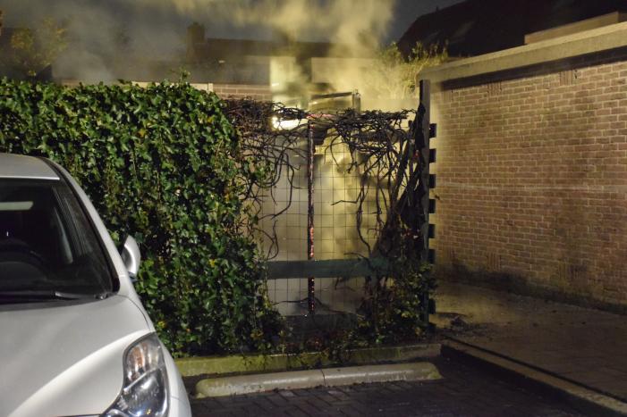 Buurtbewoners blussen brandende schutting, brandstichting mogelijke oorzaak