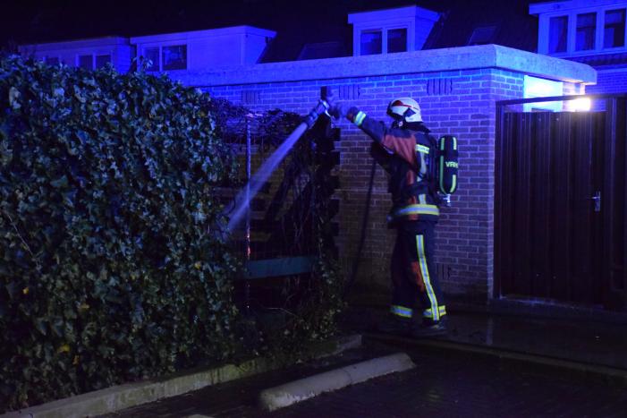 Buurtbewoners blussen brandende schutting, brandstichting mogelijke oorzaak
