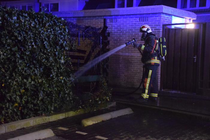 Buurtbewoners blussen brandende schutting, brandstichting mogelijke oorzaak