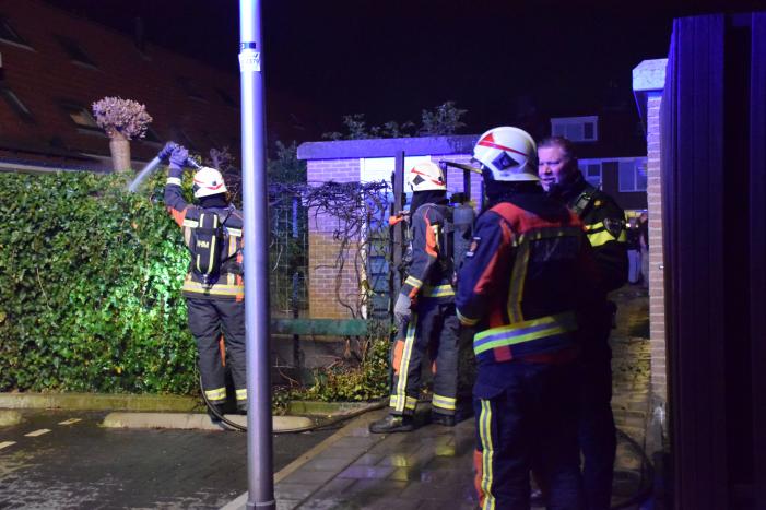 Buurtbewoners blussen brandende schutting, brandstichting mogelijke oorzaak