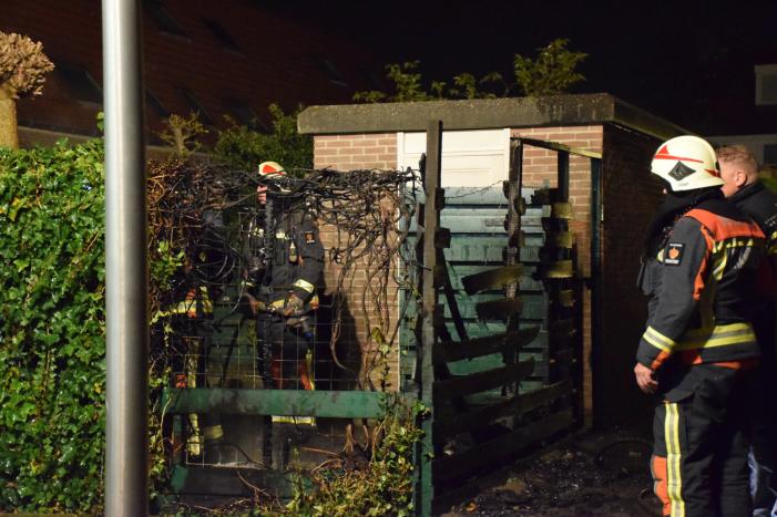 Buurtbewoners blussen brandende schutting, brandstichting mogelijke oorzaak