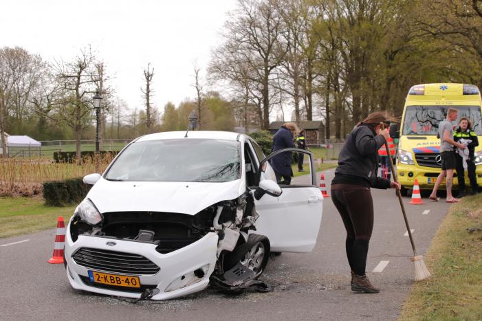 Automobilist botst tegen boom
